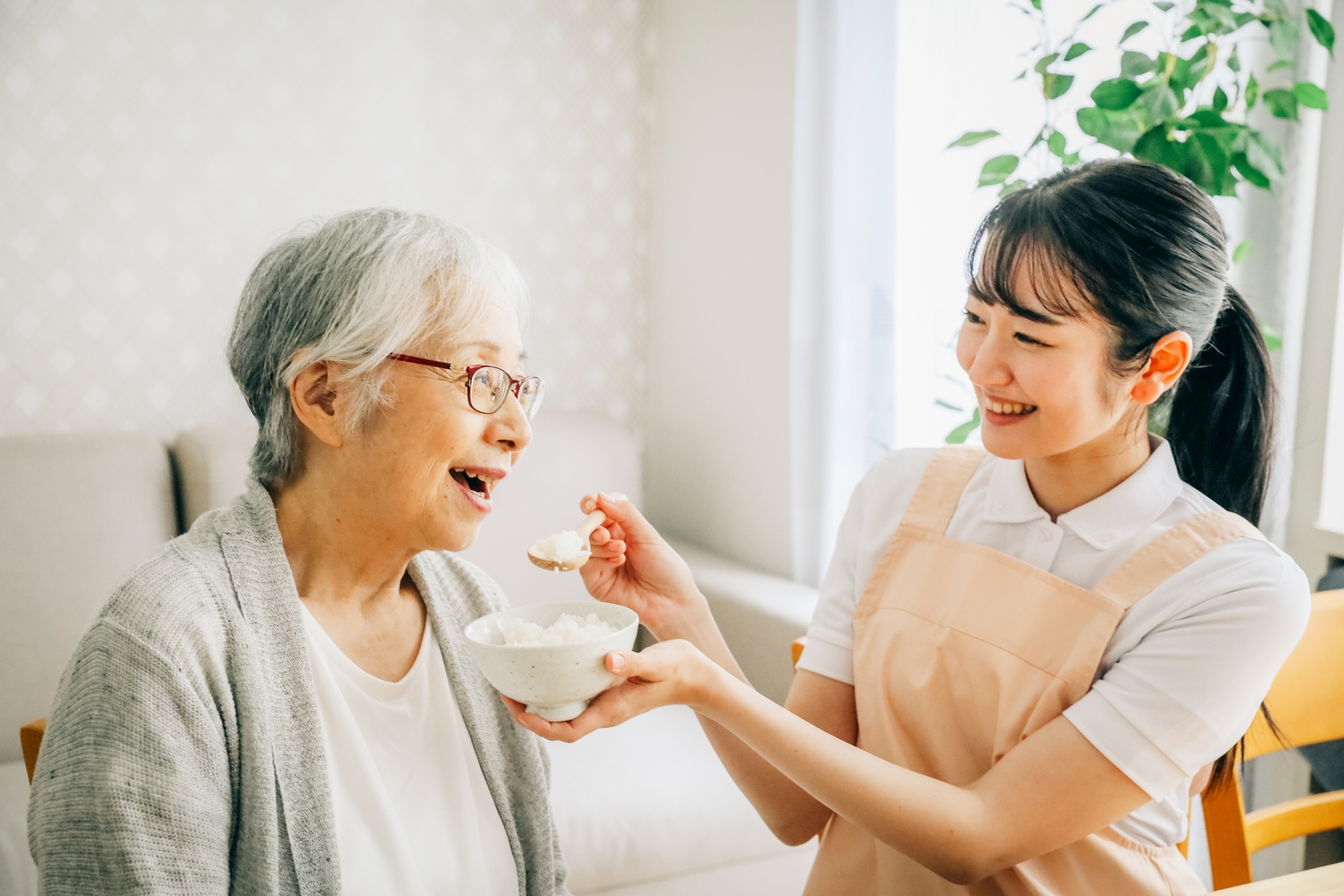 スタッフが利用者様と笑顔で過ごす様子